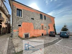 Casa Bi/Trifamiliare in Residenziale