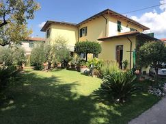 Casa Bi/Trifamiliare in Residenziale