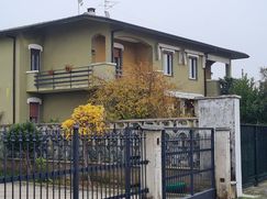 Casa Bi/Trifamiliare in Residenziale