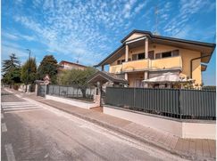 Casa Bi/Trifamiliare in Residenziale