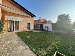 Casa Bi/Trifamiliare in Residenziale