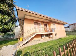 Casa Bi/Trifamiliare in Residenziale
