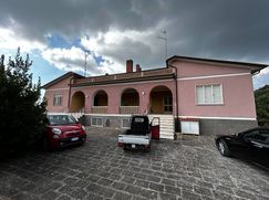 Casa Bi/Trifamiliare in Residenziale
