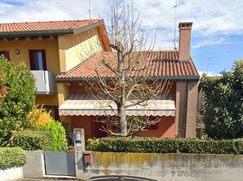 Casa Bi/Trifamiliare in Residenziale