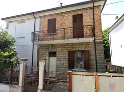 Casa Bi/Trifamiliare in Residenziale