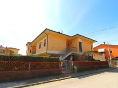Casa Bi/Trifamiliare in Residenziale