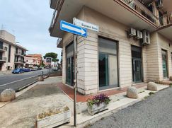 Negozio/Locale commerciale in Commerciale