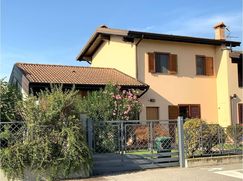 Casa Bi/Trifamiliare in Residenziale
