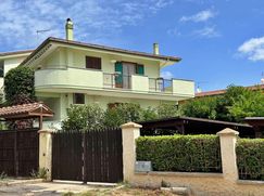 Casa Bi/Trifamiliare in Residenziale