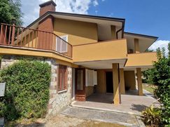 Casa Bi/Trifamiliare in Residenziale