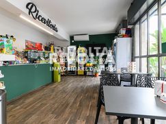 Attività/Licenza (con o senza mura) in Commerciale