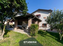 Casa Bi/Trifamiliare in Residenziale