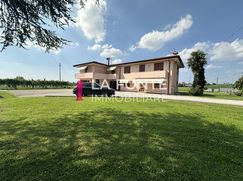 Casa Bi/Trifamiliare in Residenziale