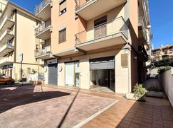 Negozio/Locale commerciale in Commerciale