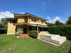 Casa Bi/Trifamiliare in Residenziale