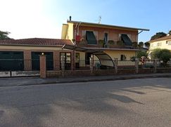 Casa Bi/Trifamiliare in Residenziale