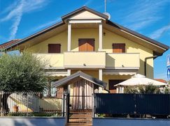 Casa Bi/Trifamiliare in Residenziale