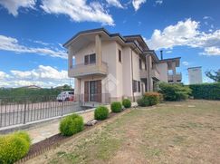 Casa Bi/Trifamiliare in Residenziale