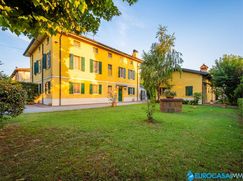 Casa Bi/Trifamiliare in Residenziale