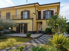 Casa Bi/Trifamiliare in Residenziale