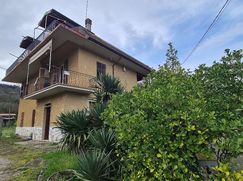 Casa Bi/Trifamiliare in Residenziale