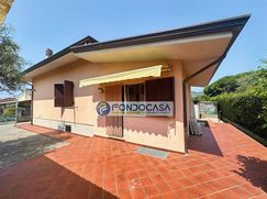 Casa Bi/Trifamiliare in Residenziale