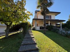 Casa Bi/Trifamiliare in Residenziale