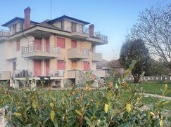 Casa Bi/Trifamiliare in Residenziale