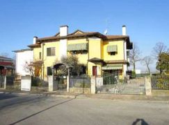 Casa Bi/Trifamiliare in Residenziale