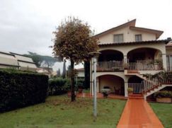 Casa Bi/Trifamiliare in Residenziale