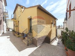 Casa Bi/Trifamiliare in Residenziale