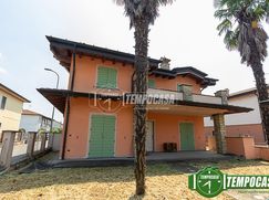 Casa Bi/Trifamiliare in Residenziale
