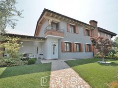 Casa Bi/Trifamiliare in Residenziale