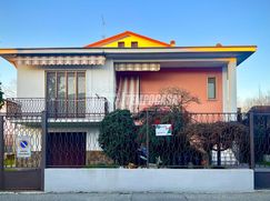 Casa Bi/Trifamiliare in Residenziale
