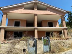 Casa Bi/Trifamiliare in Residenziale