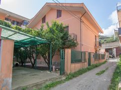 Casa Bi/Trifamiliare in Residenziale