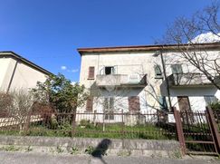 Casa Bi/Trifamiliare in Residenziale