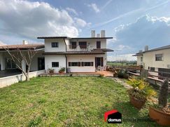 Casa Bi/Trifamiliare in Residenziale