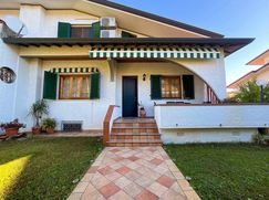 Casa Bi/Trifamiliare in Residenziale