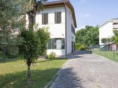 Casa Bi/Trifamiliare in Residenziale