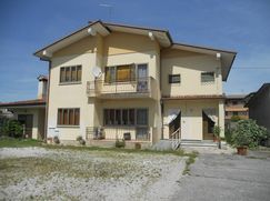 Casa Bi/Trifamiliare in Residenziale