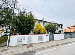 Casa Bi/Trifamiliare in Residenziale