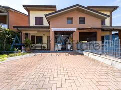 Casa Bi/Trifamiliare in Residenziale