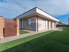 Casa Bi/Trifamiliare in Residenziale