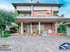 Casa Bi/Trifamiliare in Residenziale