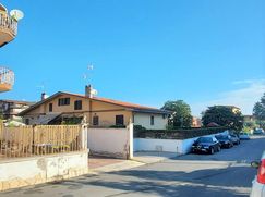 Casa Bi/Trifamiliare in Residenziale