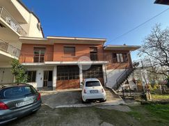 Casa Bi/Trifamiliare in Residenziale