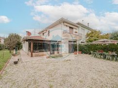 Casa Bi/Trifamiliare in Residenziale