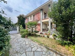 Casa Bi/Trifamiliare in Residenziale