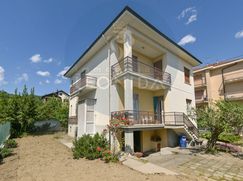 Casa Bi/Trifamiliare in Residenziale